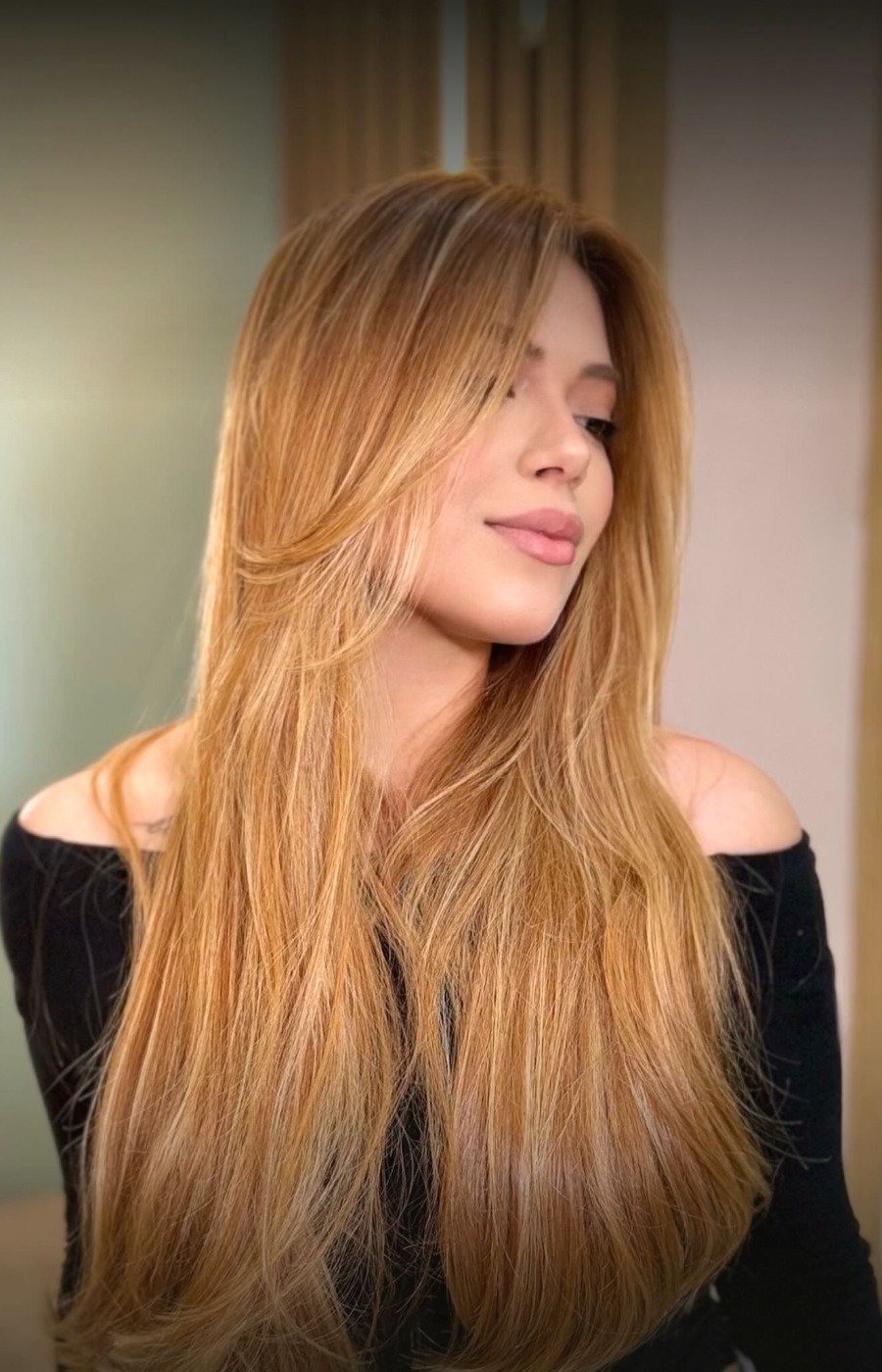 Cabelo acobreado longo com brilho, resultado de protocolo no Salão WGama