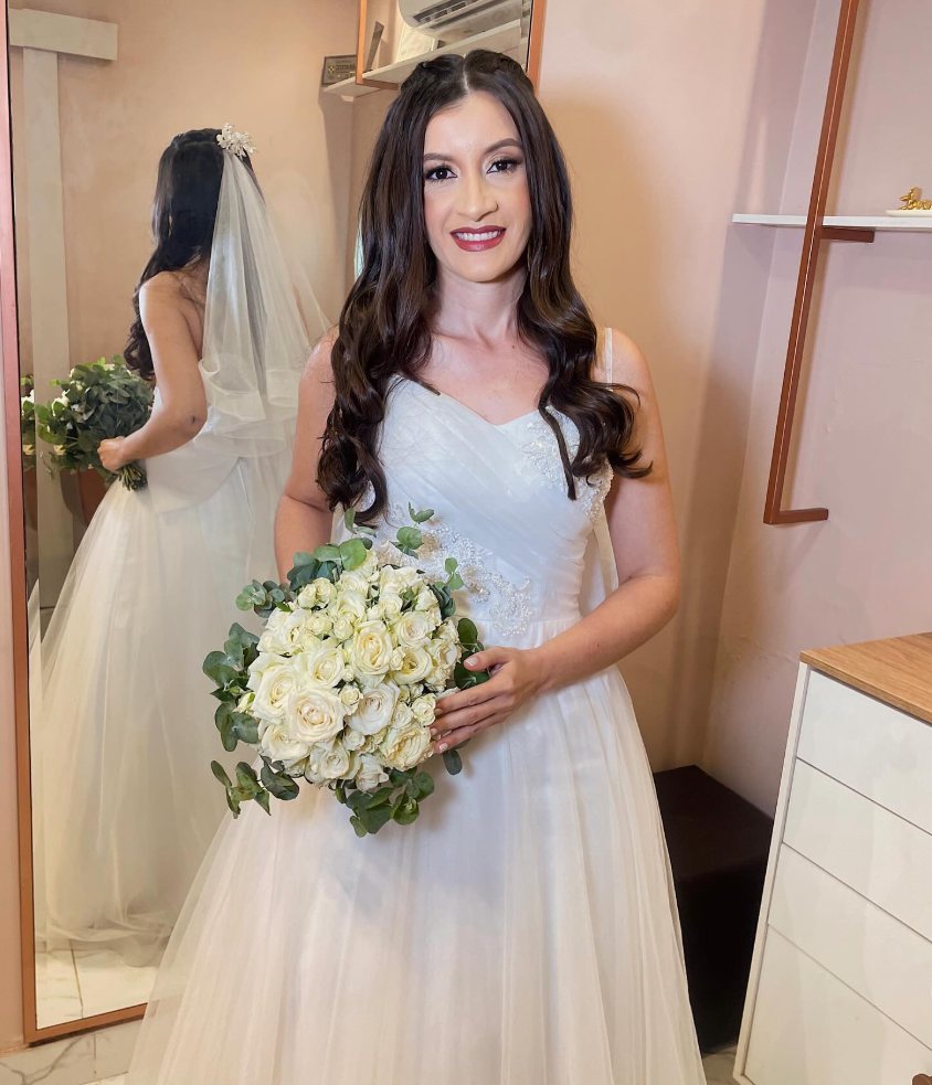 Noiva com penteado e maquiagem feitos no Salão WGama